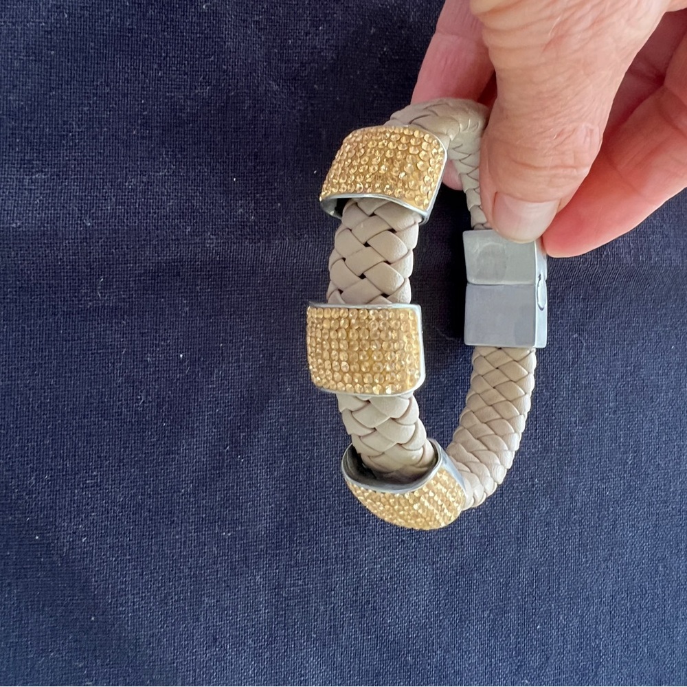 Bracelet sparkly gold and beige, strong clasp, high end quality small wrist.